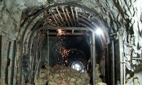 Bên trong hầm 88 năm tuổi bị sạt lở khiến đường sắt Bắc - Nam tê liệt