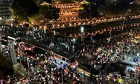 TPHCM: Kẹt xe nghiêm trọng trong đêm thả hoa đăng mừng Đại lễ Phật đản