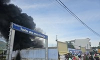 Cháy dữ dội kèm nổ lớn ở Khánh Hoà, cột khói cao hàng chục mét