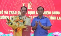 Ông Vũ Thanh Lịch, tân Phó Viện trưởng Viện KSND tỉnh Lạng Sơn nhận Quyết định và hoa chúc mừng.