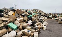 Hàng núi rác chất đống vớt từ vịnh Hạ Long