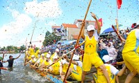 Về Quảng Yên xem đua thuyền bằng cách chống sào