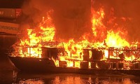 Cháy lớn thiêu rụi 3 chiếc tàu đang neo đậu ở Móng Cái
