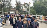 Mỗi ngày hàng vạn khách Trung Quốc nhập cảnh qua Móng Cái