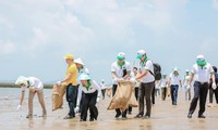 Đại sứ các nước châu Âu nhặt rác trên vịnh Hạ Long