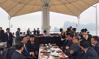 Đoàn lãnh đạo Triều Tiên ngỡ ngàng trước cảnh đẹp vịnh Hạ Long