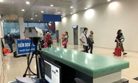 Phân loại, cách ly ngay hành khách trên chuyến bay từ Hàn Quốc về sân bay Cát Bi (Hải Phòng)