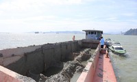 Phát hiện tàu đổ trộm chất thải xuống vùng lõi vịnh Hạ Long