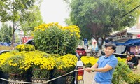 Người dân Đắk Lắk đổ xô mua hoa hạ giá chiều 30 Tết