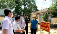 Bà Nguyễn Thị Thanh Lịch, Phó Chủ tịch UBND tỉnh Gia Lai, kiểm tra công tác phòng chống dịch trên địa bàn