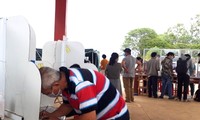 Người dân khai báo y tế ở chốt kiểm dịch số 1 Sao Mai, TP Kon Tum