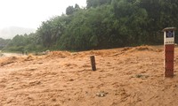 Một tuyến đường ở huyện Tu Mơ Rông, Kon Tum bị chia cắt do nước dâng cao