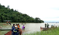 Lực lượng chức năng tìm kiếm nạn nhân, ảnh UBND huyện Đắk Hà cung cấp