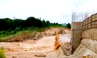 Cận cảnh đập dẫn nước của thủy điện ở Gia Lai bị vỡ tan hoang
