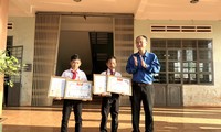 Hai em nhỏ ở Gia Lai cứu người đuối nước nhận huy hiệu Tuổi trẻ dũng cảm