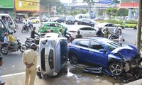 Xe ô tô gây tai nạn chỉ dừng lại khi tông vào cột điện