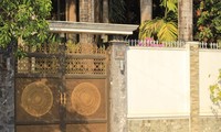 Cánh cổng biệt thự của ông Sang được đúc bằng đồng với 2 mặt trống đồng được trạm khắc nổi.