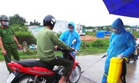 Lực lượng chức năng tỉnh Kon Tum (sát Gia Lai) đang thực hiện công tác dập dịch bạch hầu