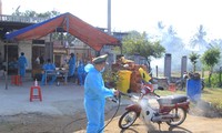 Lực lượng chức năng phun hoá chất khử khuẩn ở xã Chrôh Pơnan, huyện Phú Thiện, Gia Lai.