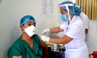 Những cán bộ ở Bệnh viện dã chiến tỉnh Gia Lai được tiêm vắc xin phòng COVID-19