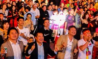 Người dân Buôn Ma Thuột cổ vũ cho đội tuyển Việt Nam Trong trận chung kết lượt đi AFF Cup 2018.
