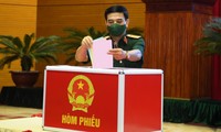 Thượng tướng Phan Văn Giang, Bộ trưởng Bộ Quốc phòng thực hiện bỏ phiếu tại khu vực bỏ phiếu số 11 (phường Điện Biên, quận Ba Đình, Hà Nội).