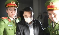 [VIDEO] Dẫn giải các bị cáo vụ đại án Việt Á rời tòa sau ngày xét xử đầu tiên