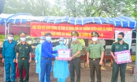 Tỉnh đoàn Khánh Hòa tặng quà trạm kiểm soát dịch bệnh COVID - 19