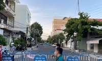 Cơ quan chức năng phong toả đường phố tại TP. Nha Trang. Ảnh LỮ HỒ.