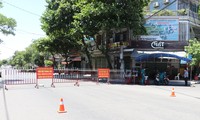 Cơ quan chức năng phong toả khu vực có ca mắc COVID - 19 ở đường Trần Phú, TP. Tuy Hoà. Ảnh LỮ HỒ.
