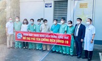 Đoàn công tác Bệnh viện Trung ương Huế đến Phú Yên hỗ trợ công tác chống dịch COVID - 19. Ảnh do Sở TT-TT Phú Yên cung cấp.