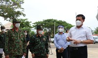 Thứ trưởng Đỗ Xuân Tuyên (bên phải ảnh) kiểm tra tại Khu cách ly Trung đoàn bộ binh 888. Ảnh L.H