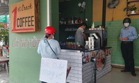 Quán cà phê ở “vùng xanh, vùng vàng” tại Nha Trang được bán mang về. Ảnh L.H