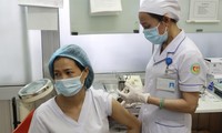 Tiêm vắc xin cho lực lượng y tế tại tỉnh Khánh Hoà. Ảnh L.H