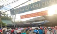 Người dân TP. Nha Trang đi chợ đông đúc ngay trong thời điểm dịch COVID - 19 diễn biến phức tạp. Ảnh L.H
