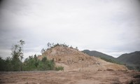Cả ngọn núi bị cạo trọc để làm dự án khu nhà ở Phước Đồng. Ảnh L.H