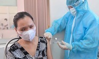 Lực lượng y tế Khánh Hoà tiêm vắc-xin cho người khiếm thị. Ảnh VĨNH THÀNH.