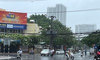 Mưa lớn tại trung tâm TP. Nha Trang. Ảnh LỮ HỒ.