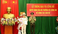 Thừa uỷ quyền của Bộ trưởng Bộ Công an, Thượng tướng Lương Tam Quang trao quyết định cho Đại tá Huỳnh Tấn Hạnh. Ảnh Công an Ninh Thuận.