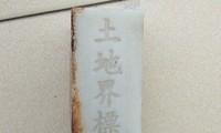 Cọc nhựa có ghi chữ Trung Quốc. Ảnh Bộ đội Biên phòng cung cấp