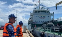 Tàu Hải quân đưa 5 ngư dân mất tích 12 ngày về Khánh Hòa