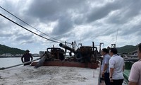 Bắt quả tang 2 sà lan hút cát trộm giữa ban ngày ở Nha Trang