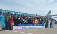 Du khách quốc tế đầu tiên đến Khánh Hoà được chào đón bằng vòi rồng phun nước