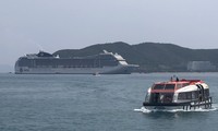 Siêu tàu du lịch chở hơn 2.000 khách châu Âu ghé phố biển Nha Trang
