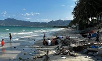 Rác thải tràn lan trên bãi biển nổi tiếng Dốc Lết - Khánh Hòa