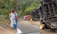 Lật xe chở đoàn khách Trung Quốc trên đèo Khánh Lê, 4 người tử vong