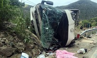 Khánh Hòa chỉ đạo khẩn vụ lật xe chở đoàn khách Trung Quốc làm 4 người chết