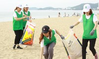 Hàng trăm bạn trẻ Khánh Hòa nhặt rác trên biển 