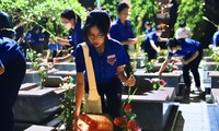 Giới trẻ Nha Trang thắp nến tri ân dịp kỷ niệm 76 năm Ngày Thương binh - Liệt sĩ