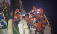 Tàu hải quân đã đón được 43 ngư dân và 2 thi thể người gặp nạn trên biển Trường Sa